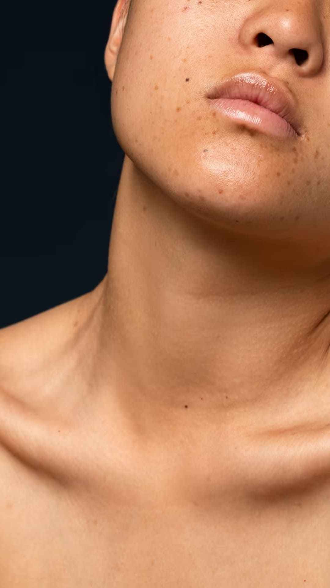 കഴുത്തിലെ കറുപ്പ് നീക്കണോ? ചില ടിപ്‌സുകള്‍ 