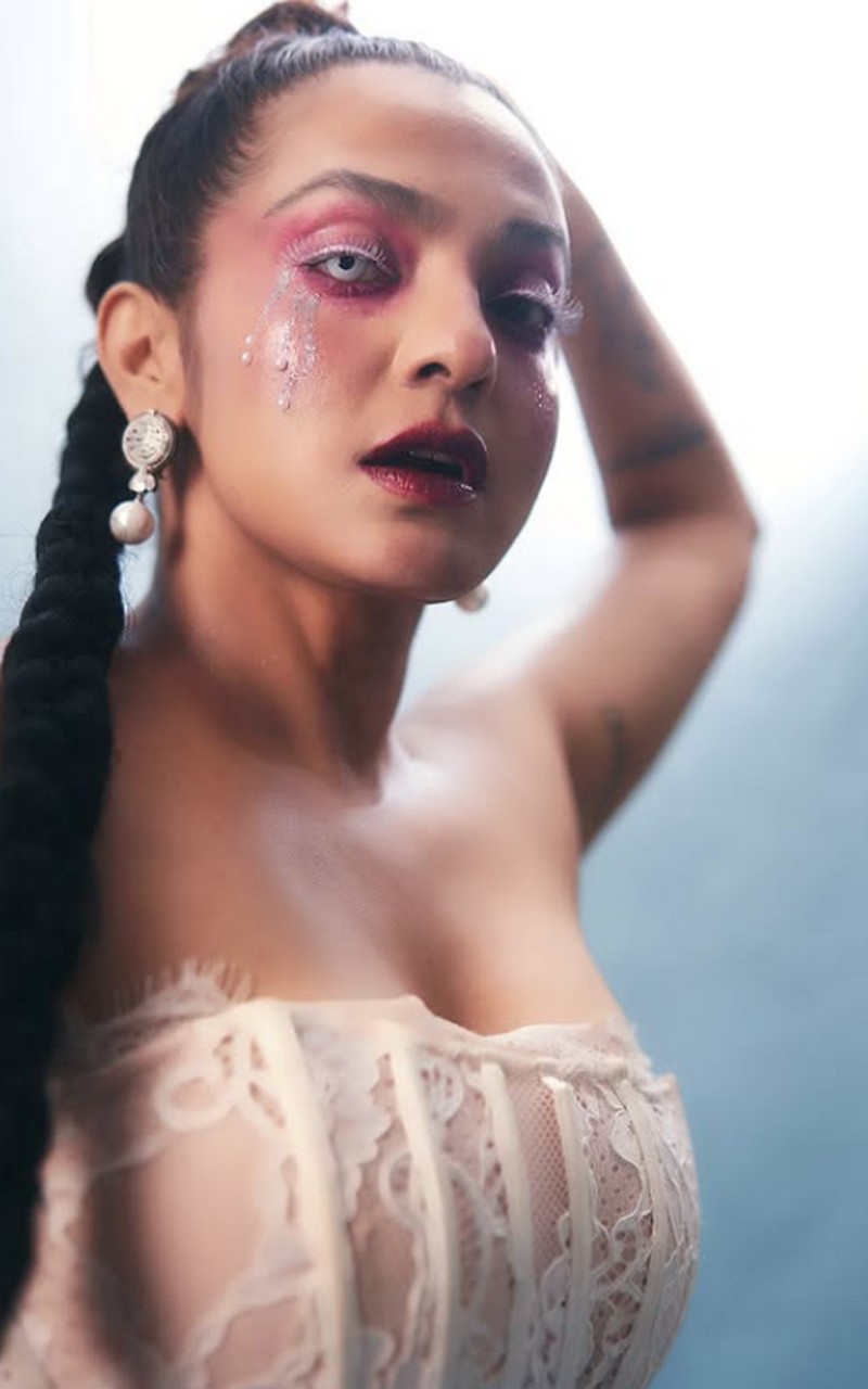  ഹാലോവീൻ ലുക്കിൽ ഞെട്ടിച്ച് പാർവതി