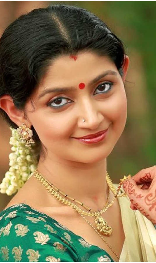 നടി ദിവ്യ ഉണ്ണിയുടെ പ്രായം എത്രയെന്നോ?