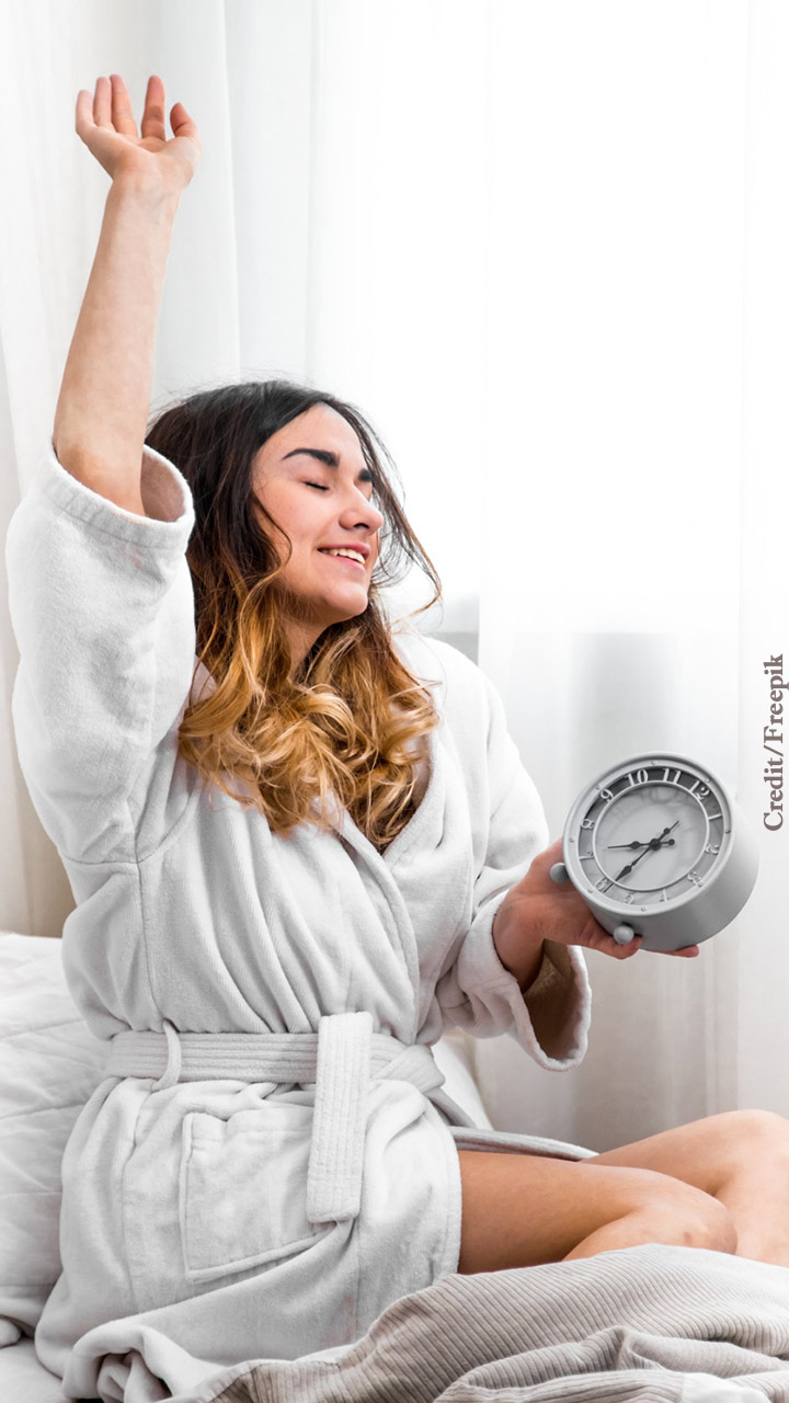 सकाळी उठल्यानंतर या ५ गोष्टी करू नका