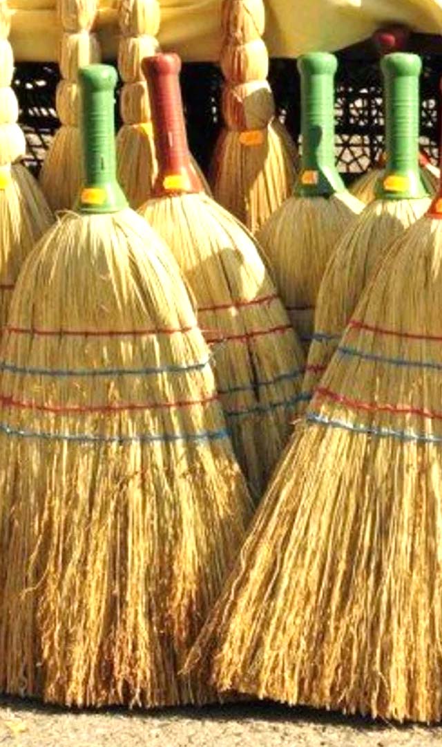 Vastu Broom Tips केरसुणी (झाडू) चे नियम पाळल्यास तुमची भरभराट होईल