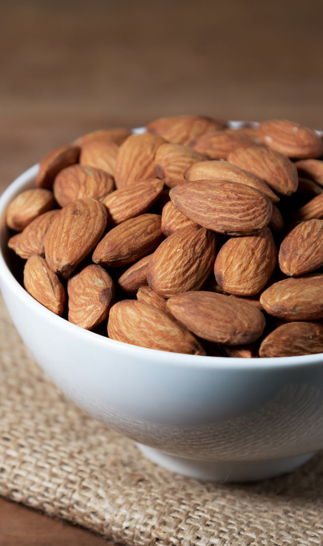 Almond मूठभर बदाम रोज खाल्ल्याने राहाल फिट, दिसाल सुंदर