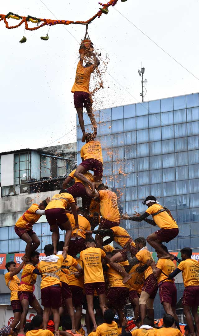 गोविंदा आला रे आला.... मुंबईत दहीहंडी उत्साहात साजरी