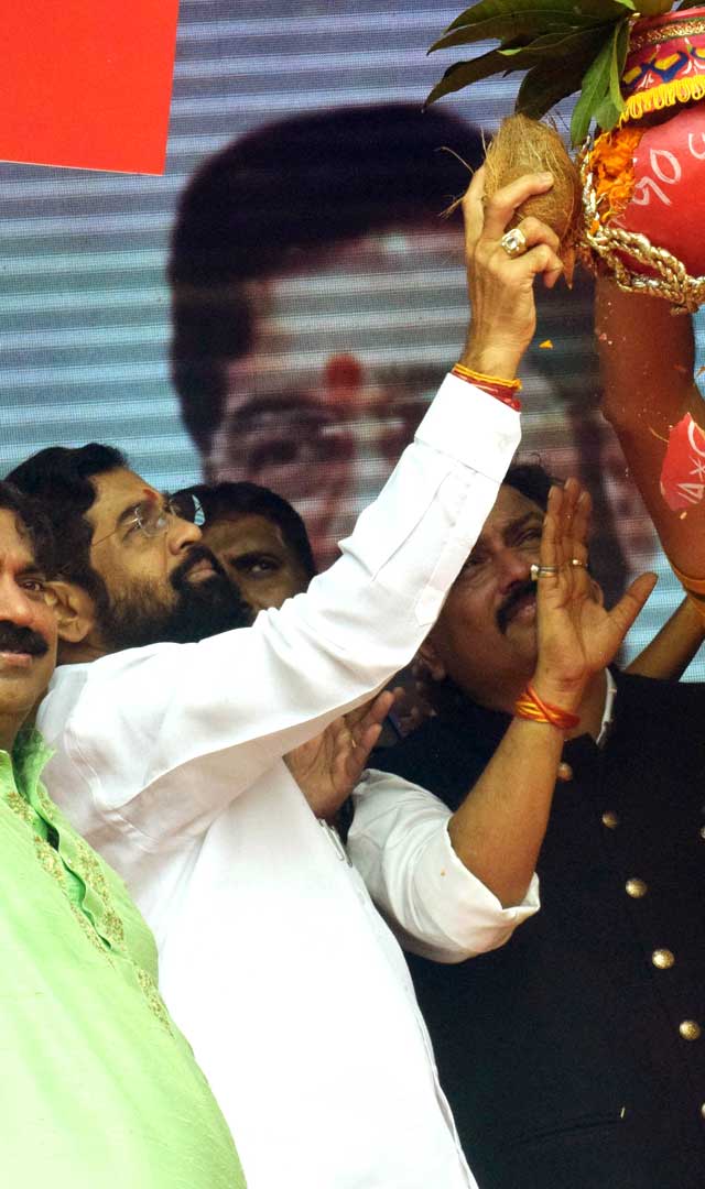 मुख्यमंत्री एकनाथ शिंदे आणि उपमुख्यमंत्री देवेंद्र फडणवीस यांनी दहीहंडी उत्सवाला हजेरी लावली