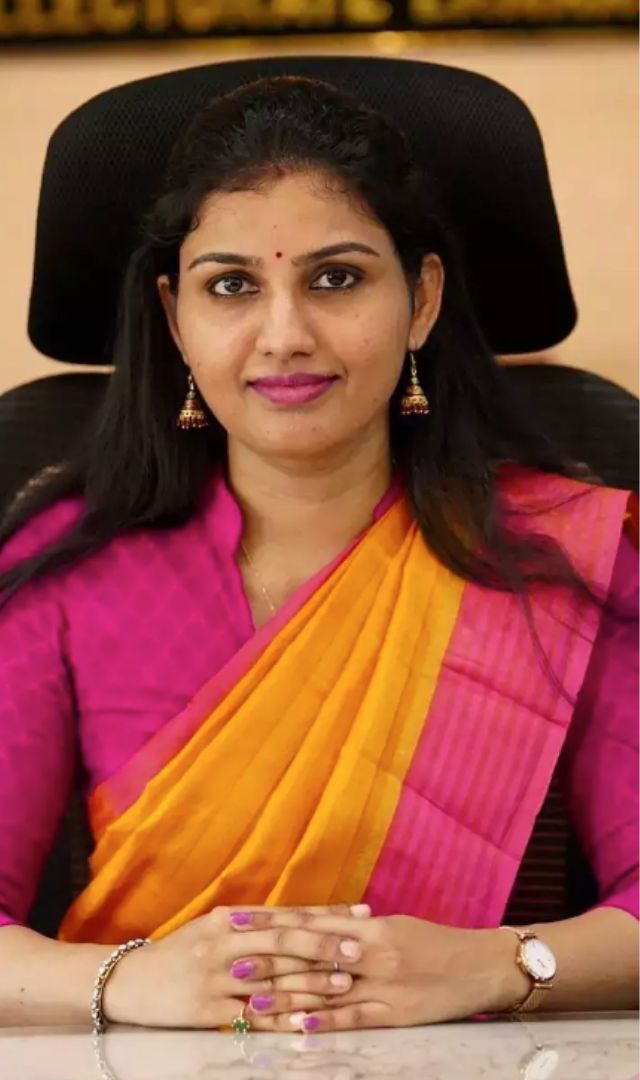 डॉक्टर पद सोडुन पहिल्याच प्रयत्नात IAS अधिकारी झाली 